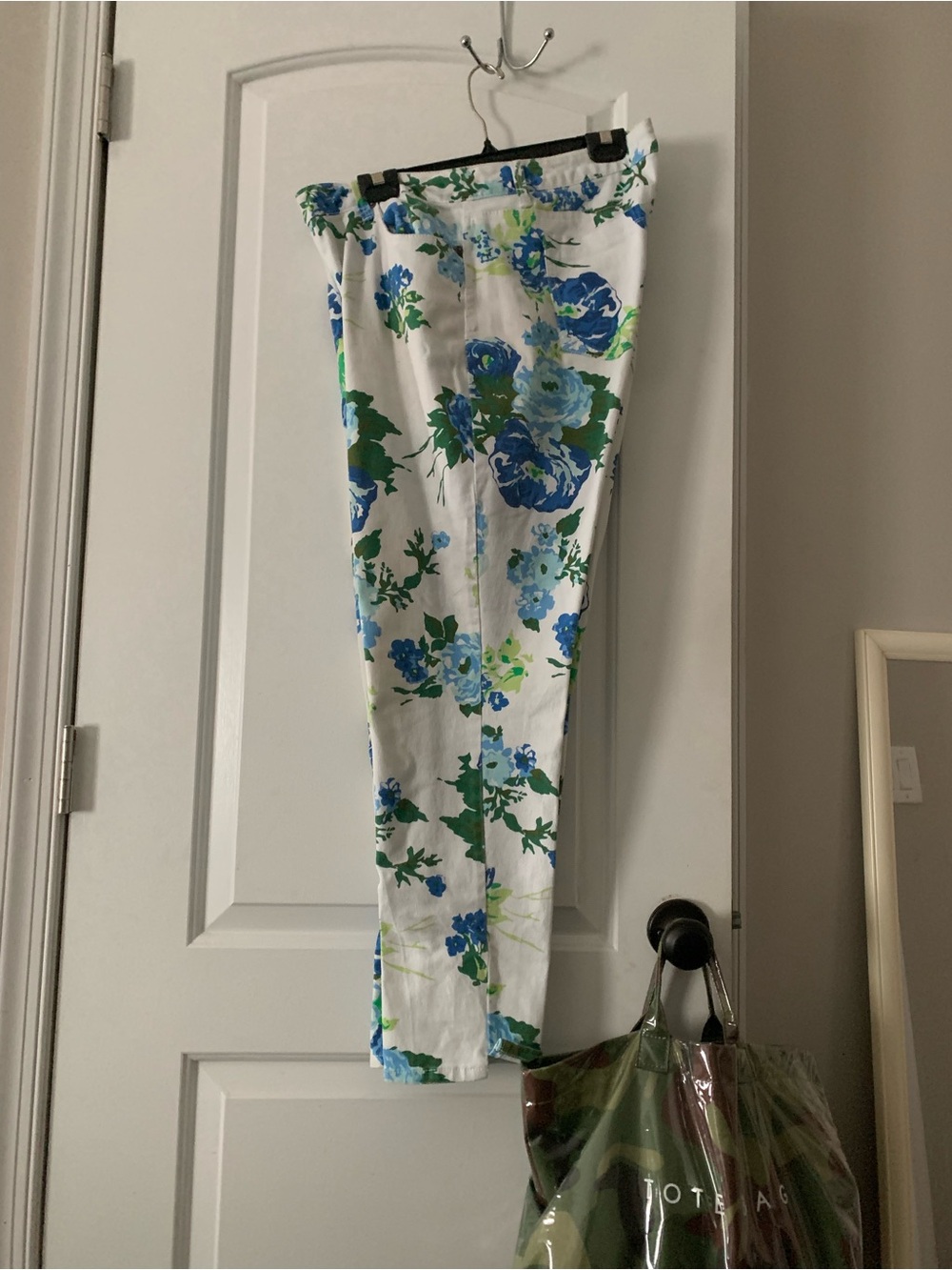 Roz & Ali White Jeans with Blue & Green Floral Print